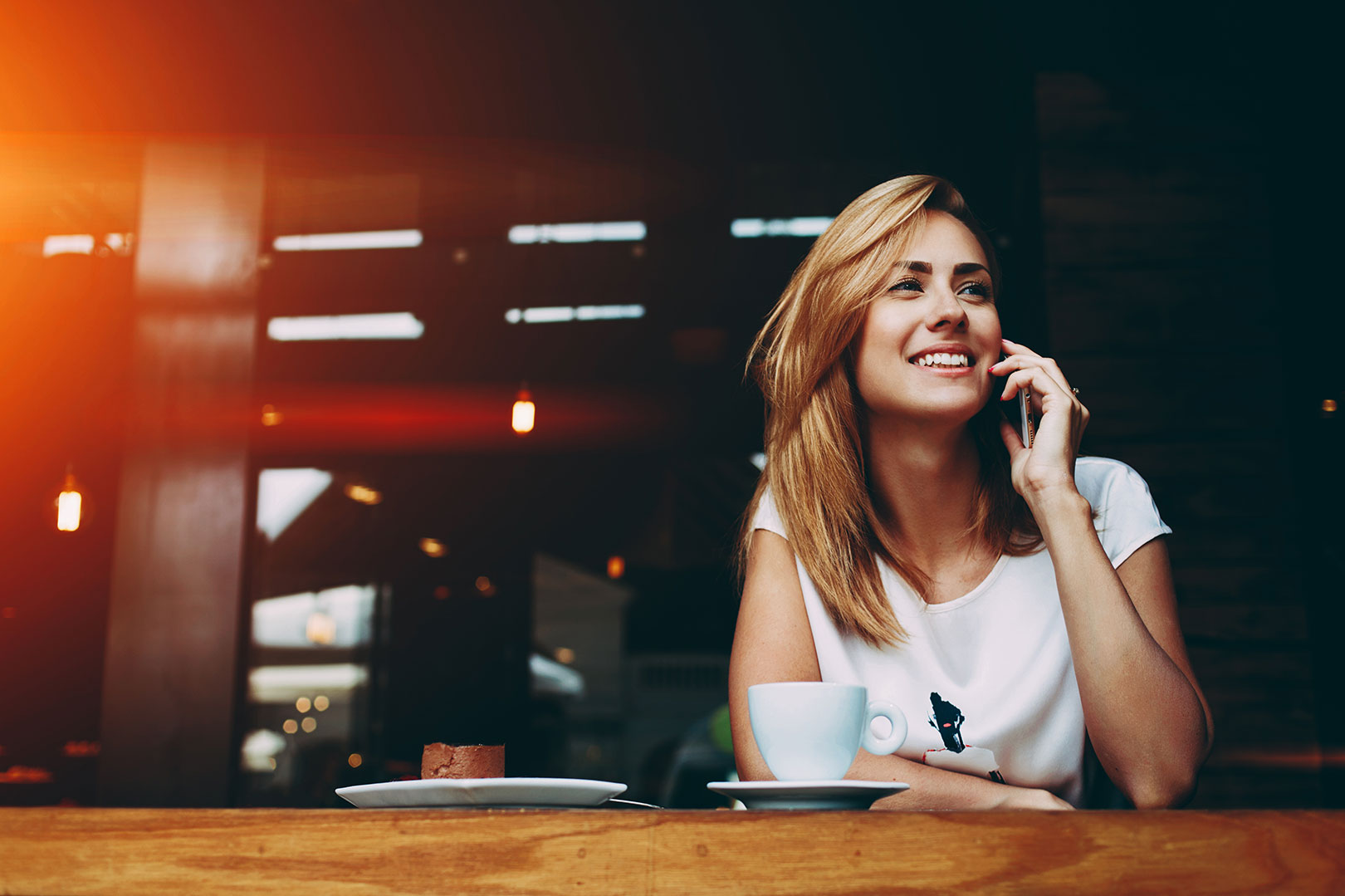 Frau mit Mobile im Kaffee