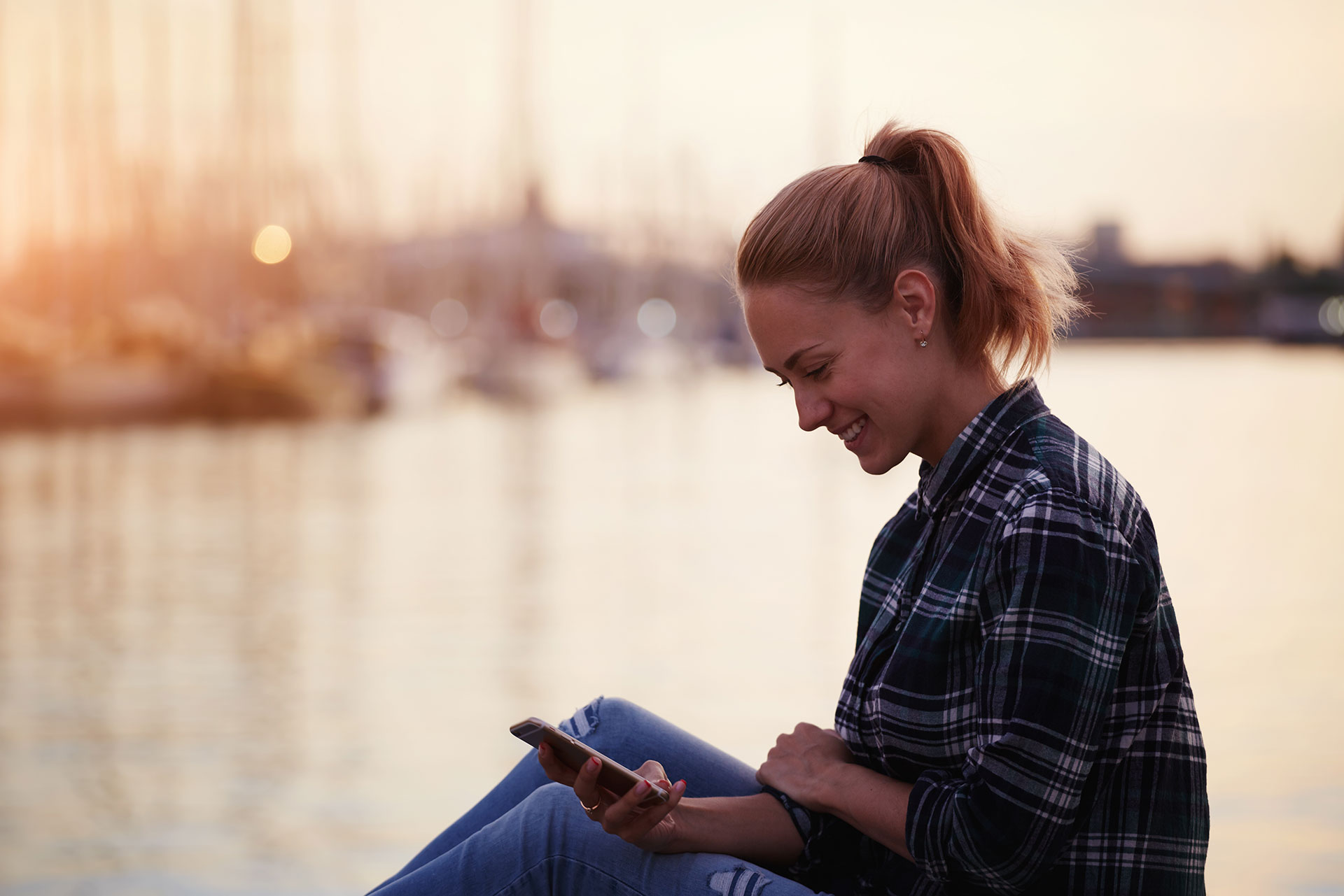 Frau mit Mobile am See
