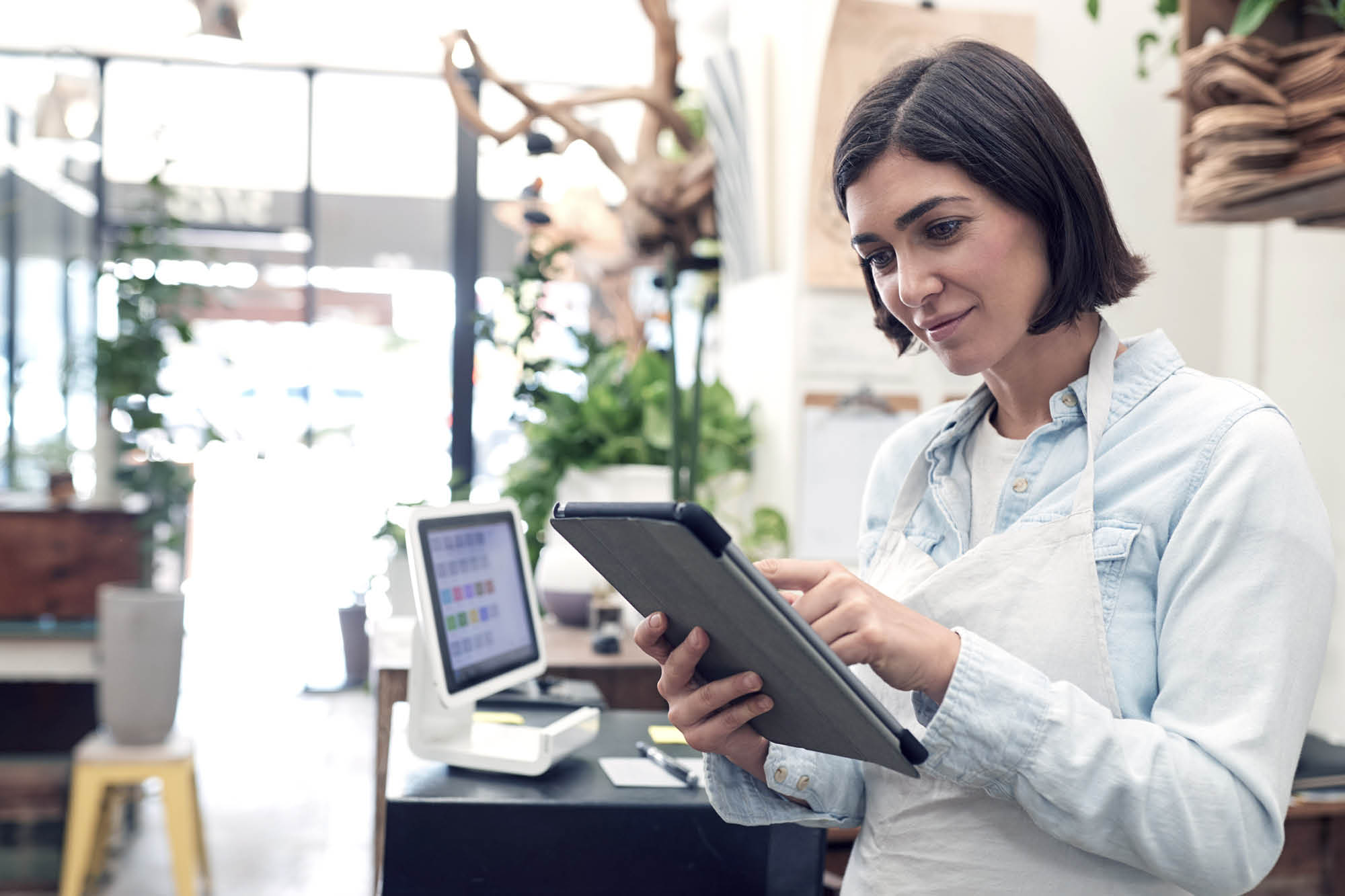 Frau mit Tablet für Bestellungen